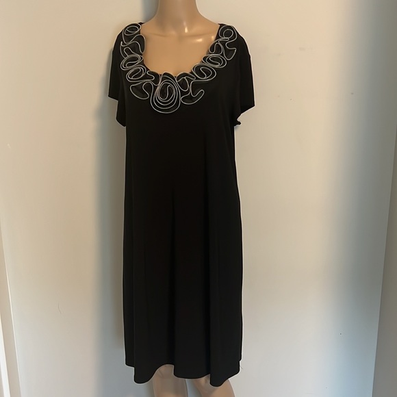 Black dress with zipper floral design in front size XL - Picture 4 of 8